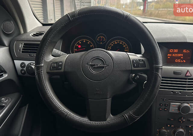 Серый Опель Астра, объемом двигателя 1.6 л и пробегом 297 тыс. км за 4400 $, фото 10 на Automoto.ua