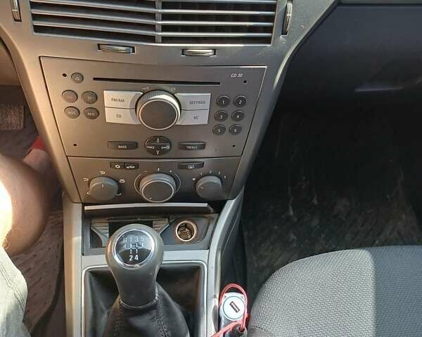 Серый Опель Астра, объемом двигателя 1.6 л и пробегом 170 тыс. км за 4400 $, фото 1 на Automoto.ua