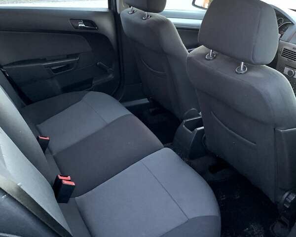 Серый Опель Астра, объемом двигателя 1.4 л и пробегом 171 тыс. км за 5000 $, фото 2 на Automoto.ua