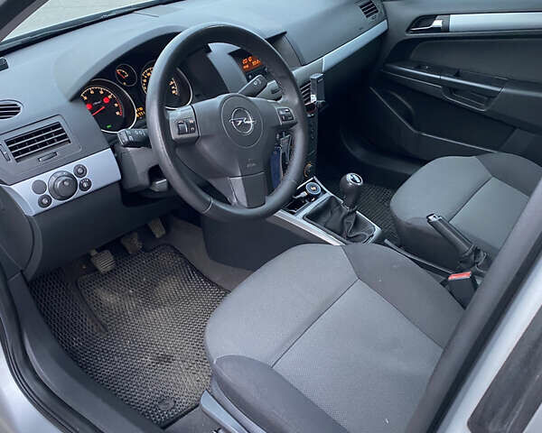 Серый Опель Астра, объемом двигателя 1.4 л и пробегом 280 тыс. км за 5200 $, фото 1 на Automoto.ua