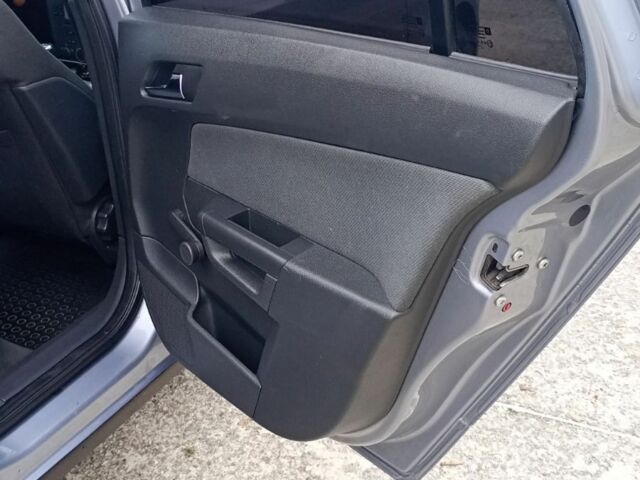 Серый Опель Астра, объемом двигателя 1.6 л и пробегом 287 тыс. км за 3900 $, фото 12 на Automoto.ua