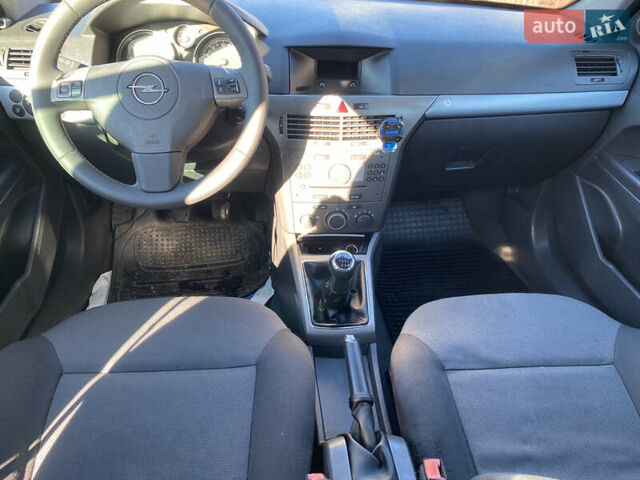 Серый Опель Астра, объемом двигателя 1.3 л и пробегом 385 тыс. км за 4500 $, фото 23 на Automoto.ua