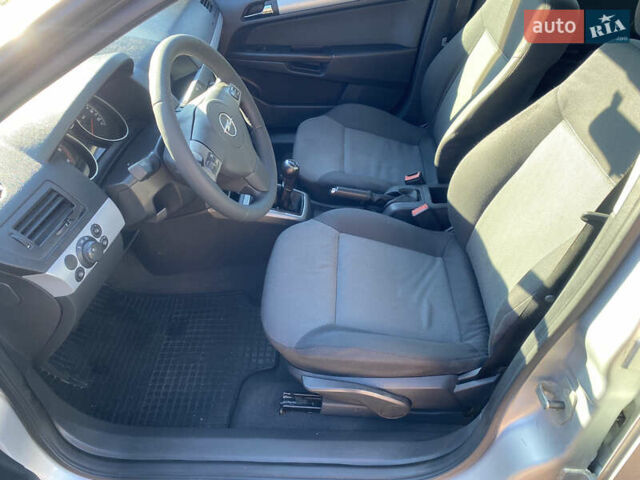 Серый Опель Астра, объемом двигателя 1.3 л и пробегом 385 тыс. км за 4500 $, фото 13 на Automoto.ua