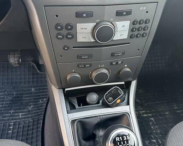 Серый Опель Астра, объемом двигателя 1.2 л и пробегом 323 тыс. км за 4200 $, фото 8 на Automoto.ua