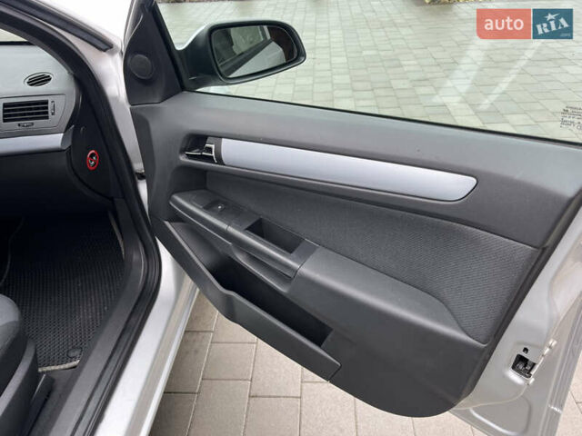 Серый Опель Астра, объемом двигателя 1.6 л и пробегом 198 тыс. км за 4450 $, фото 25 на Automoto.ua