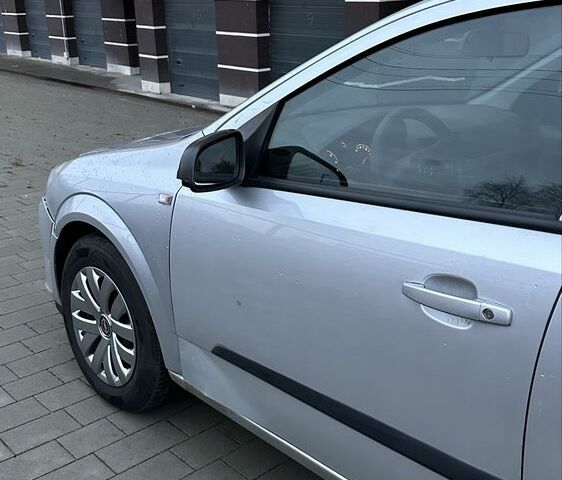 Серый Опель Астра, объемом двигателя 1.7 л и пробегом 290 тыс. км за 1800 $, фото 12 на Automoto.ua