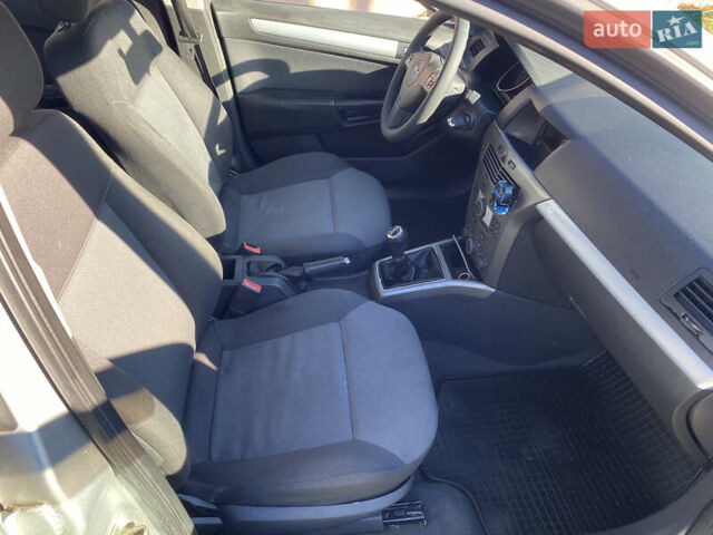 Серый Опель Астра, объемом двигателя 1.3 л и пробегом 385 тыс. км за 4500 $, фото 18 на Automoto.ua