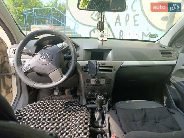 Серый Опель Астра, объемом двигателя 1.6 л и пробегом 340 тыс. км за 4300 $, фото 5 на Automoto.ua