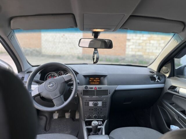 Серый Опель Астра, объемом двигателя 1.7 л и пробегом 270 тыс. км за 4800 $, фото 5 на Automoto.ua