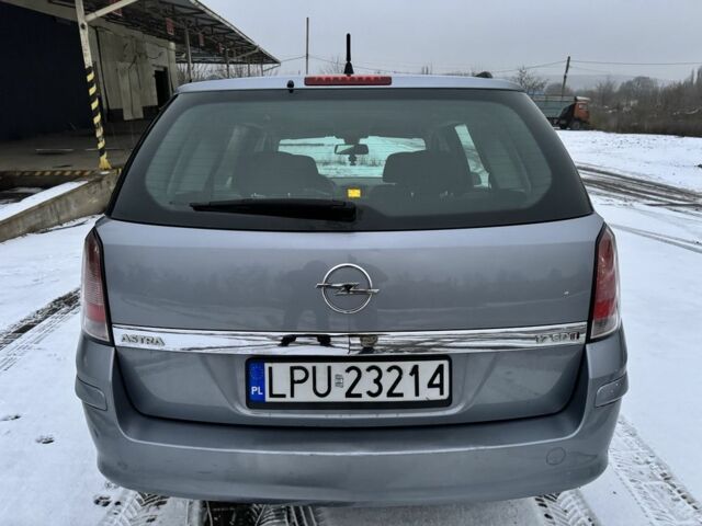 Серый Опель Астра, объемом двигателя 1.7 л и пробегом 370 тыс. км за 2819 $, фото 5 на Automoto.ua