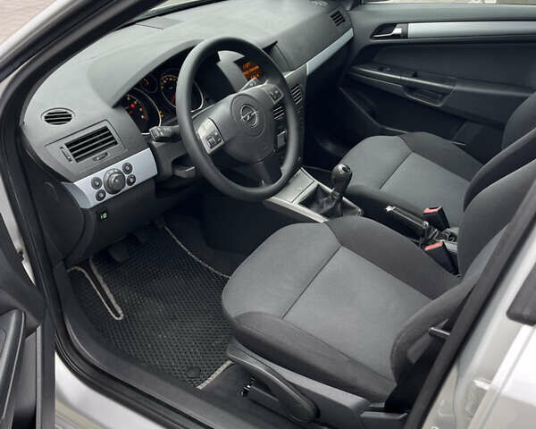 Серый Опель Астра, объемом двигателя 1.6 л и пробегом 198 тыс. км за 4450 $, фото 20 на Automoto.ua