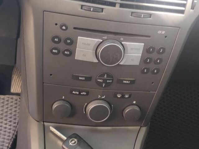 Серый Опель Астра, объемом двигателя 1.6 л и пробегом 120 тыс. км за 4300 $, фото 10 на Automoto.ua