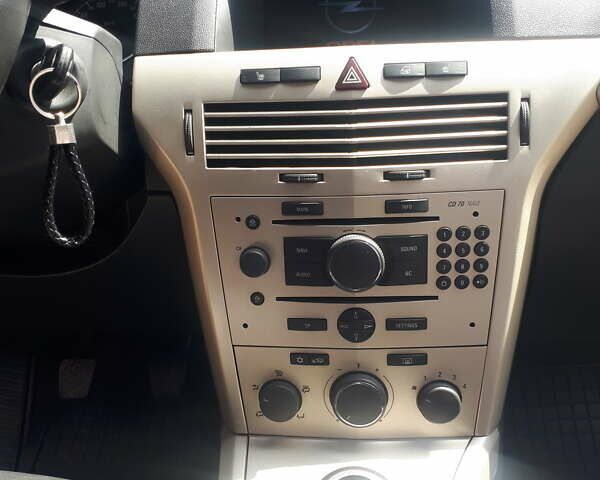 Серый Опель Астра, объемом двигателя 1.6 л и пробегом 250 тыс. км за 5500 $, фото 4 на Automoto.ua