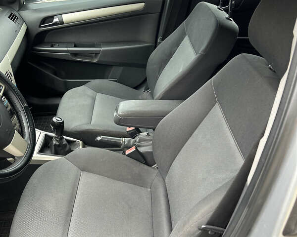 Серый Опель Астра, объемом двигателя 1.6 л и пробегом 250 тыс. км за 5350 $, фото 17 на Automoto.ua