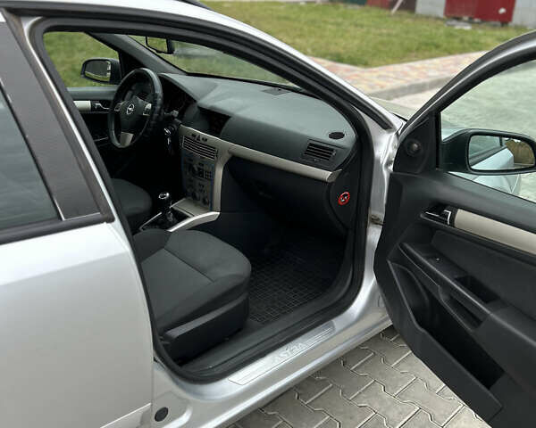 Серый Опель Астра, объемом двигателя 1.6 л и пробегом 250 тыс. км за 5350 $, фото 7 на Automoto.ua