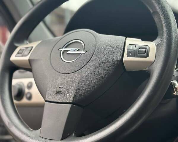 Серый Опель Астра, объемом двигателя 1.6 л и пробегом 160 тыс. км за 5400 $, фото 60 на Automoto.ua