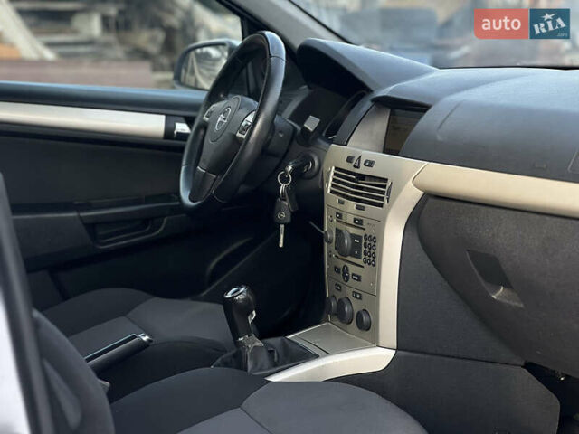 Серый Опель Астра, объемом двигателя 1.9 л и пробегом 263 тыс. км за 4250 $, фото 12 на Automoto.ua