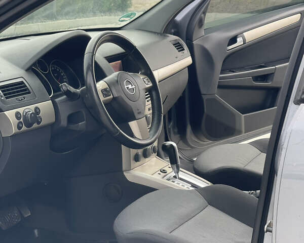 Серый Опель Астра, объемом двигателя 1.9 л и пробегом 203 тыс. км за 5800 $, фото 14 на Automoto.ua