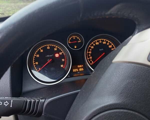 Серый Опель Астра, объемом двигателя 1.6 л и пробегом 306 тыс. км за 5500 $, фото 6 на Automoto.ua