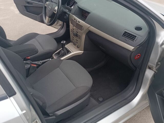 Серый Опель Астра, объемом двигателя 1.6 л и пробегом 226 тыс. км за 5400 $, фото 10 на Automoto.ua