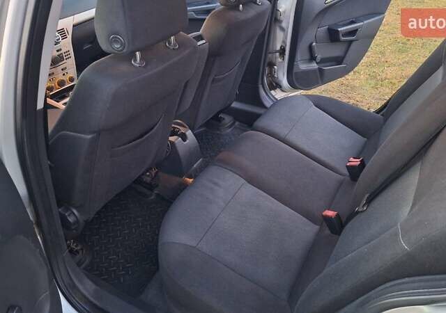 Серый Опель Астра, объемом двигателя 1.6 л и пробегом 239 тыс. км за 5200 $, фото 11 на Automoto.ua