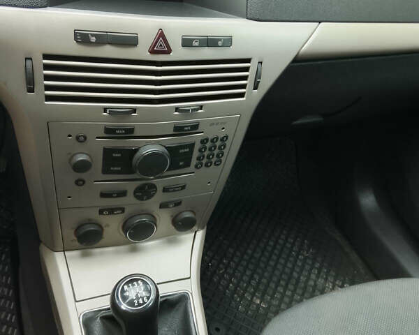 Серый Опель Астра, объемом двигателя 1.91 л и пробегом 241 тыс. км за 5400 $, фото 6 на Automoto.ua