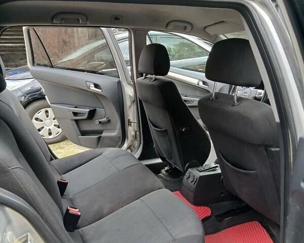 Серый Опель Астра, объемом двигателя 1.7 л и пробегом 320 тыс. км за 3700 $, фото 10 на Automoto.ua