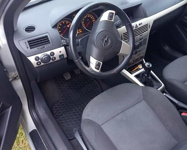 Серый Опель Астра, объемом двигателя 1.6 л и пробегом 306 тыс. км за 5500 $, фото 7 на Automoto.ua