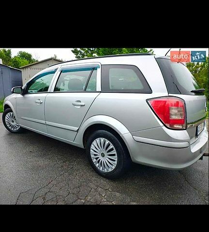 Серый Опель Астра, объемом двигателя 1.4 л и пробегом 33000 тыс. км за 4600 $, фото 2 на Automoto.ua