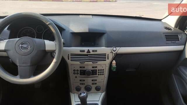 Серый Опель Астра, объемом двигателя 1.69 л и пробегом 330 тыс. км за 5222 $, фото 2 на Automoto.ua