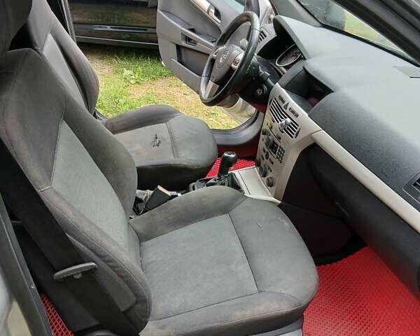 Серый Опель Астра, объемом двигателя 1.7 л и пробегом 320 тыс. км за 3700 $, фото 9 на Automoto.ua