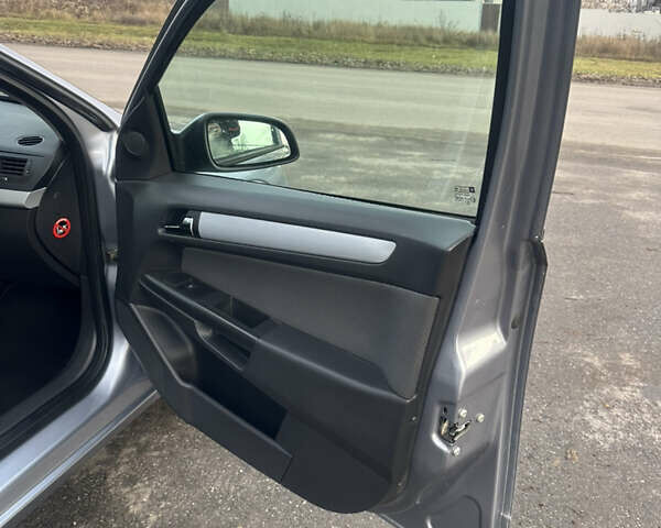 Серый Опель Астра, объемом двигателя 1.6 л и пробегом 212 тыс. км за 5900 $, фото 13 на Automoto.ua