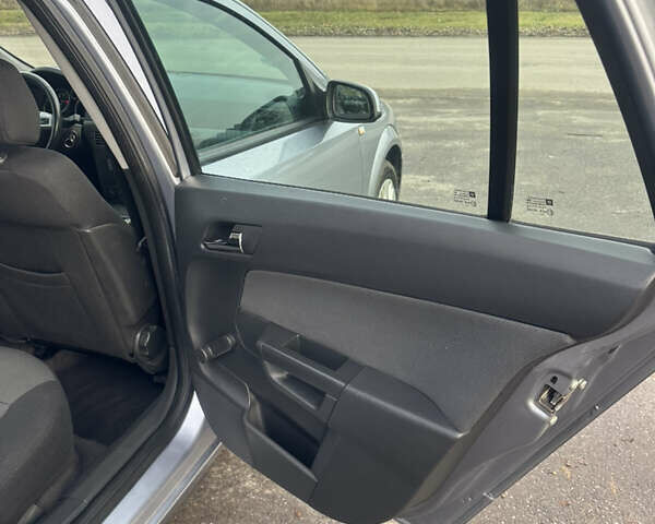 Серый Опель Астра, объемом двигателя 1.6 л и пробегом 212 тыс. км за 5900 $, фото 12 на Automoto.ua