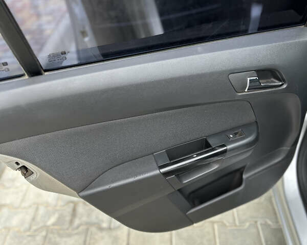 Серый Опель Астра, объемом двигателя 1.6 л и пробегом 250 тыс. км за 5350 $, фото 21 на Automoto.ua