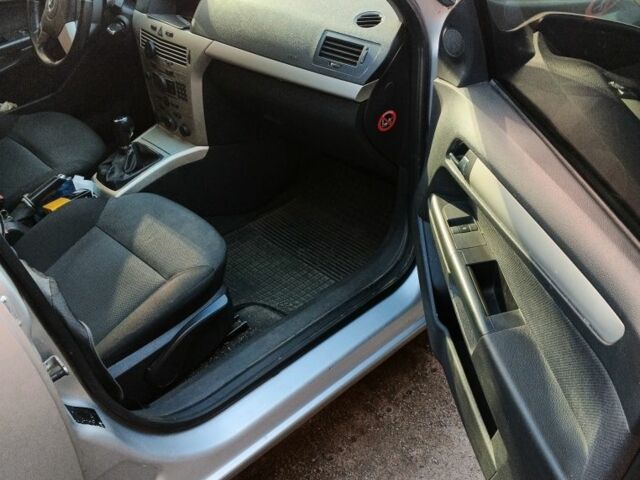 Серый Опель Астра, объемом двигателя 1.2 л и пробегом 300 тыс. км за 4500 $, фото 6 на Automoto.ua