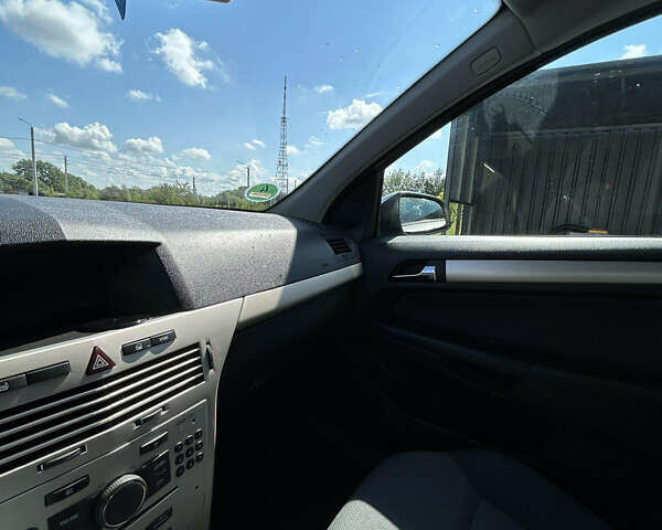 Серый Опель Астра, объемом двигателя 1.6 л и пробегом 194 тыс. км за 5500 $, фото 11 на Automoto.ua