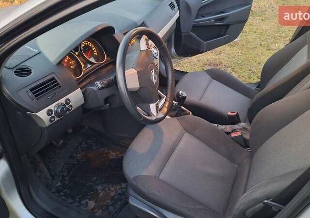 Серый Опель Астра, объемом двигателя 1.6 л и пробегом 239 тыс. км за 5200 $, фото 9 на Automoto.ua