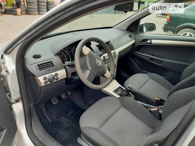 Серый Опель Астра, объемом двигателя 1.7 л и пробегом 227 тыс. км за 5000 $, фото 14 на Automoto.ua