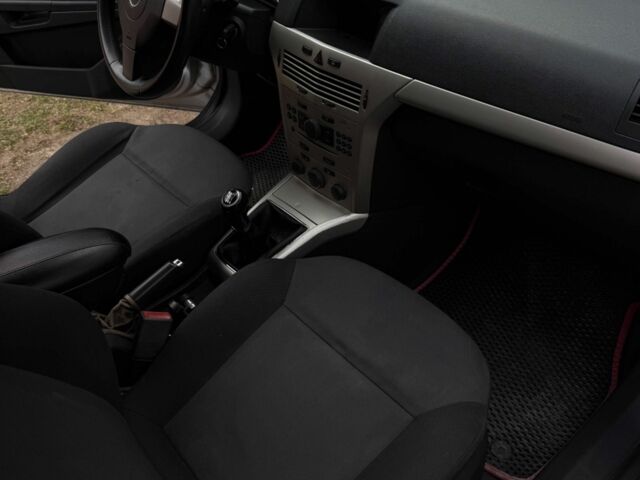 Серый Опель Астра, объемом двигателя 1.7 л и пробегом 245 тыс. км за 4700 $, фото 6 на Automoto.ua