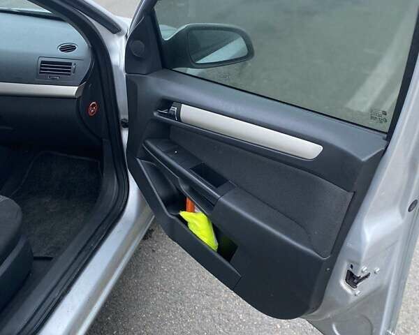 Серый Опель Астра, объемом двигателя 1.6 л и пробегом 289 тыс. км за 4750 $, фото 8 на Automoto.ua