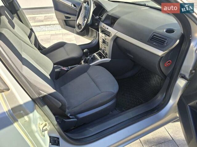 Серый Опель Астра, объемом двигателя 1.3 л и пробегом 238 тыс. км за 4800 $, фото 17 на Automoto.ua