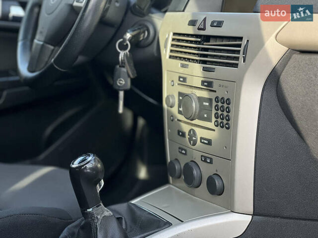 Серый Опель Астра, объемом двигателя 1.9 л и пробегом 263 тыс. км за 4250 $, фото 13 на Automoto.ua