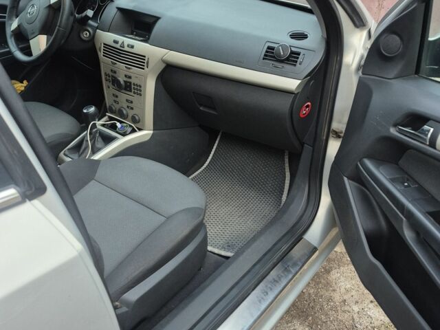 Серый Опель Астра, объемом двигателя 1.6 л и пробегом 280 тыс. км за 5350 $, фото 6 на Automoto.ua