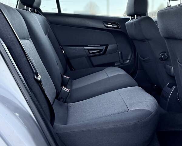 Серый Опель Астра, объемом двигателя 1.6 л и пробегом 218 тыс. км за 5250 $, фото 33 на Automoto.ua