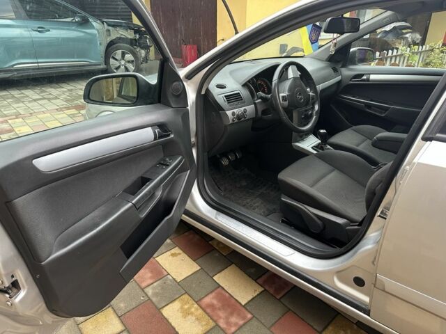 Серый Опель Астра, объемом двигателя 1.7 л и пробегом 285 тыс. км за 4200 $, фото 7 на Automoto.ua