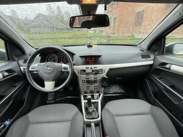 Серый Опель Астра, объемом двигателя 1.7 л и пробегом 270 тыс. км за 3850 $, фото 5 на Automoto.ua