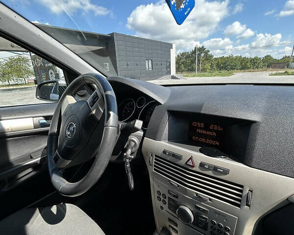 Серый Опель Астра, объемом двигателя 1.6 л и пробегом 194 тыс. км за 5500 $, фото 9 на Automoto.ua