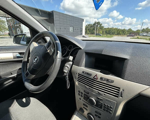 Серый Опель Астра, объемом двигателя 1.6 л и пробегом 194 тыс. км за 5500 $, фото 10 на Automoto.ua