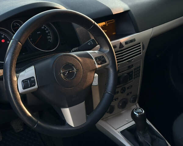 Серый Опель Астра, объемом двигателя 1.9 л и пробегом 241 тыс. км за 5555 $, фото 9 на Automoto.ua