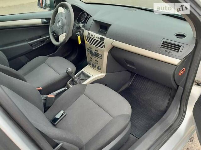 Серый Опель Астра, объемом двигателя 1.7 л и пробегом 227 тыс. км за 5000 $, фото 2 на Automoto.ua